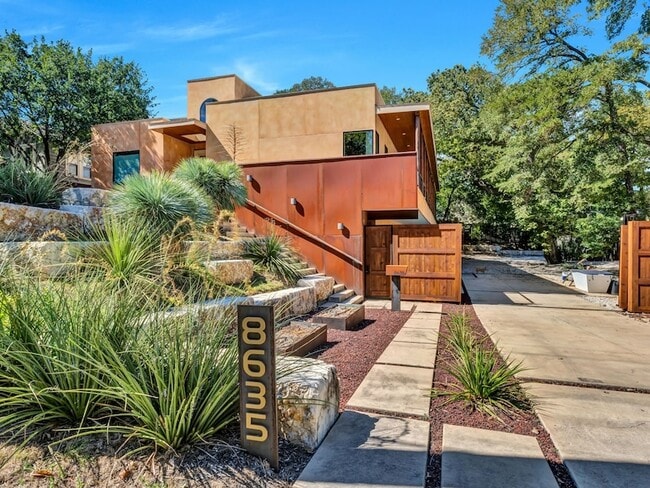 Building Photo - 8635 San Leandro Dr