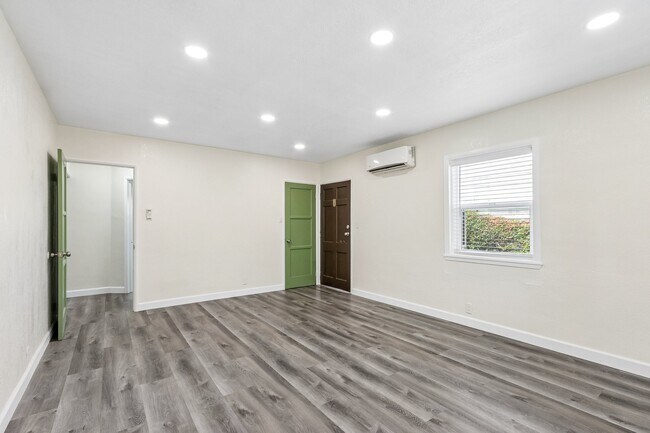 Photo - 5616 N Gladys Ave