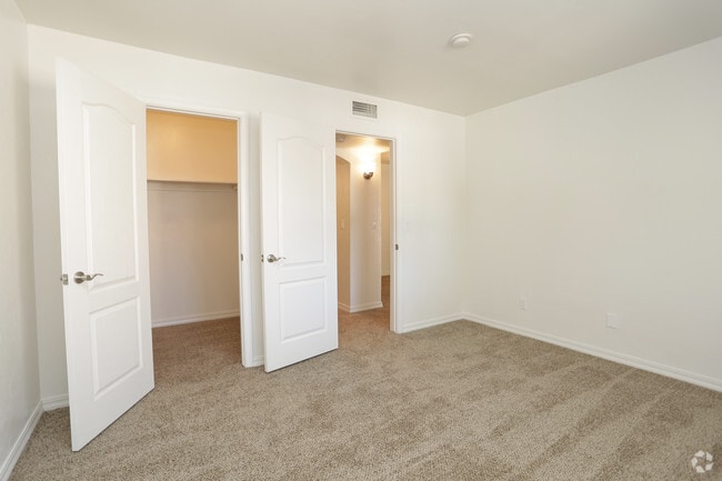 1 bedroom walk in closet