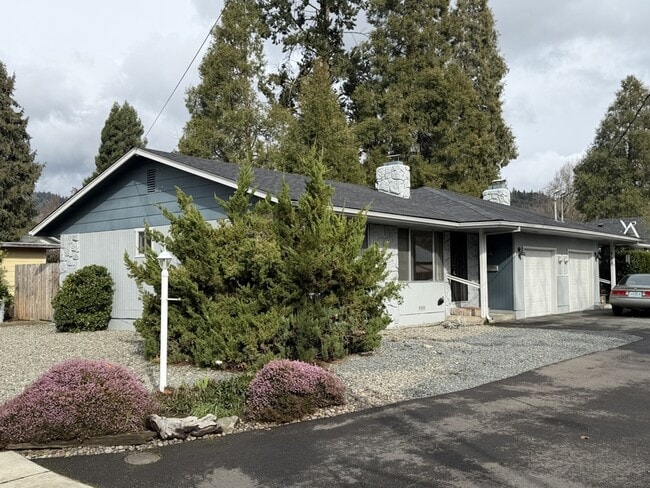 Building Photo - 431 NE Candy Ln