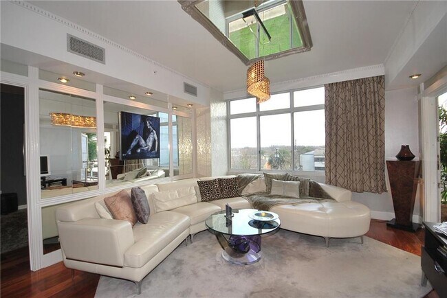 Building Photo - 54 Rainey St Unit 509