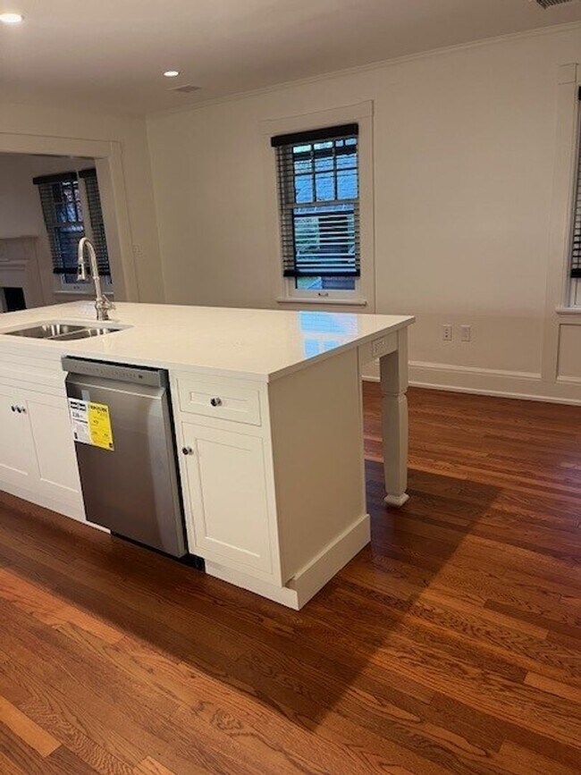 555 W 6th St Unit 4