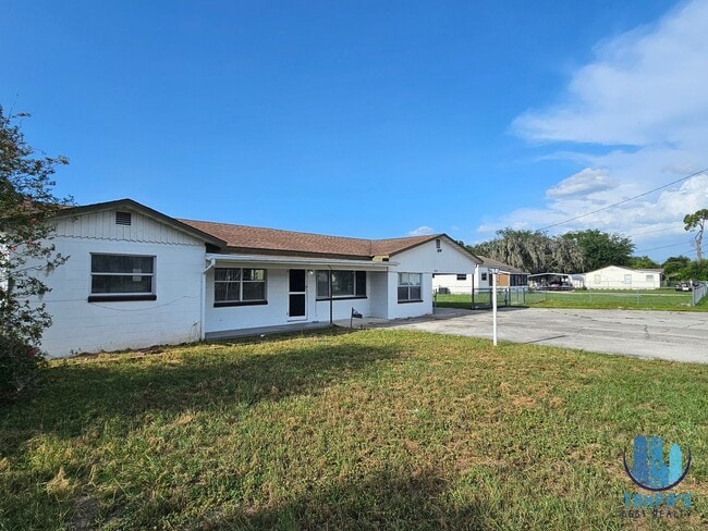 Photo - 4 Bedroom, 3 Bath HOUSE with a detached 1 Bedroom and 1 bath in Lakeland *MOVE-IN SPECIAL*