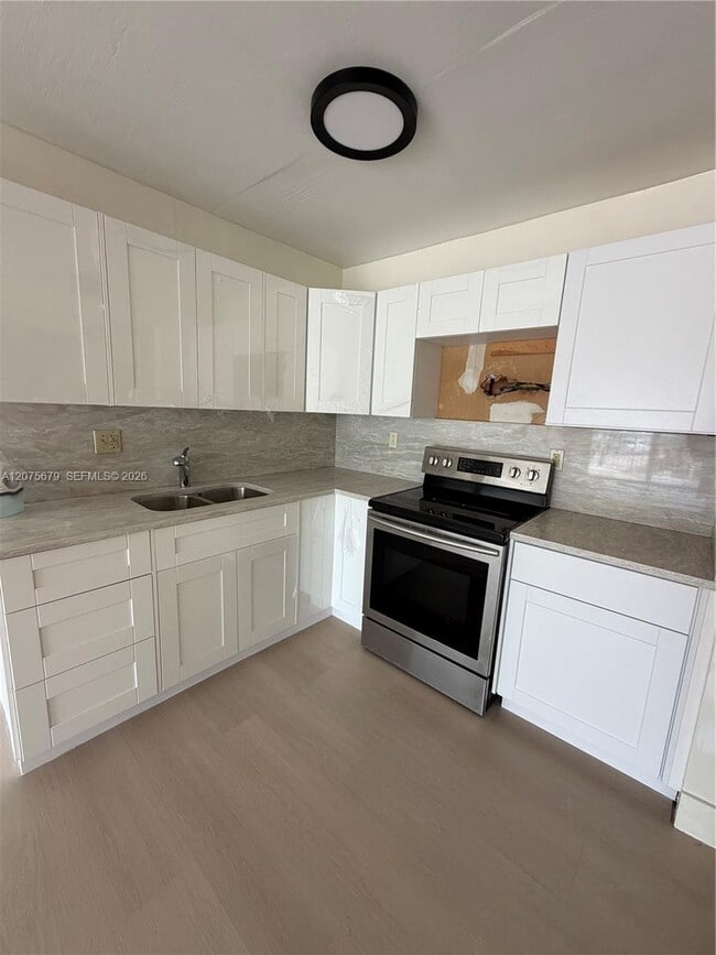 Building Photo - 1800 NW 24th Ave Unit 220