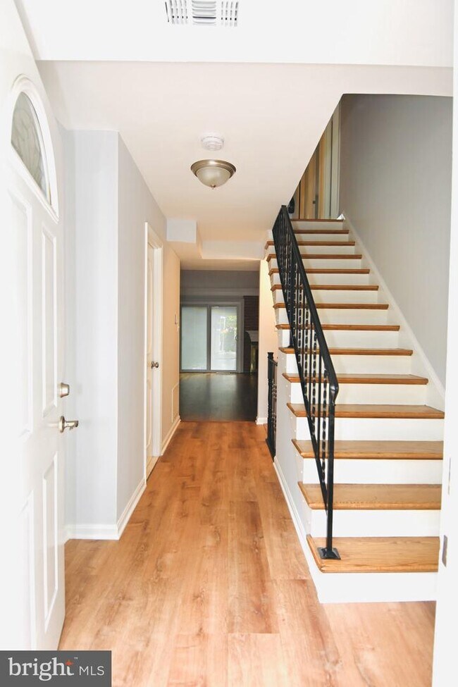 Building Photo - 1009 N Van Dorn St