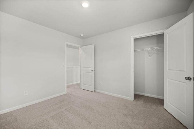 Photo - 424 Roebuck Pass