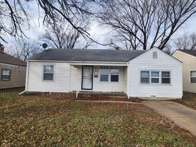 Building Photo - $1,050 - 3 bedroom/ 1 bathroom Single Family Home