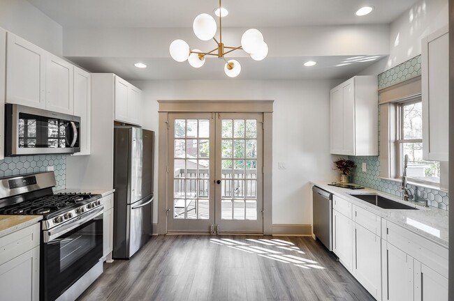 Building Photo - $400 Move In Special: Beautifully Updated Midtown Studio Apartment Walking Distance to Piedmont P...