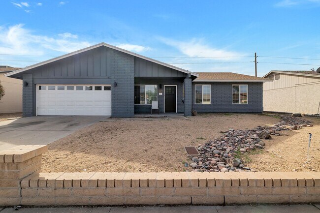 Building Photo - Beautiful Glendale Home With Pool!
