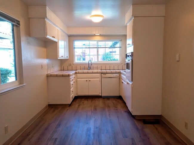 Building Photo - Charming 2bd Duplex With Private Yard & Garage