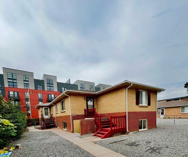 Building Photo - Prime Location! 1BR Bungalow Near DU, Ligh... Unit 2367