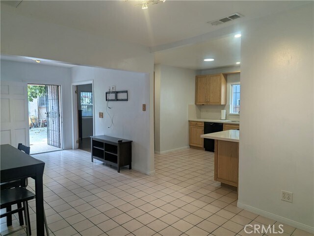 1447 W 37th Pl