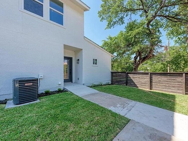 Photo - 201 Mockingbird Ln W