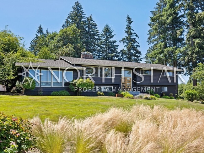 Building Photo - Elevated Northwest Living with Panoramic Views