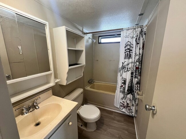 Photo - 1125 Chicago Bulls St