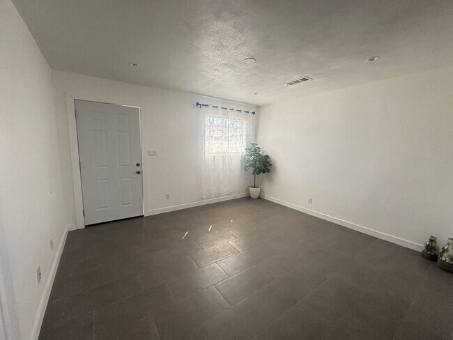 45025 1/2 10TH STREET WEST