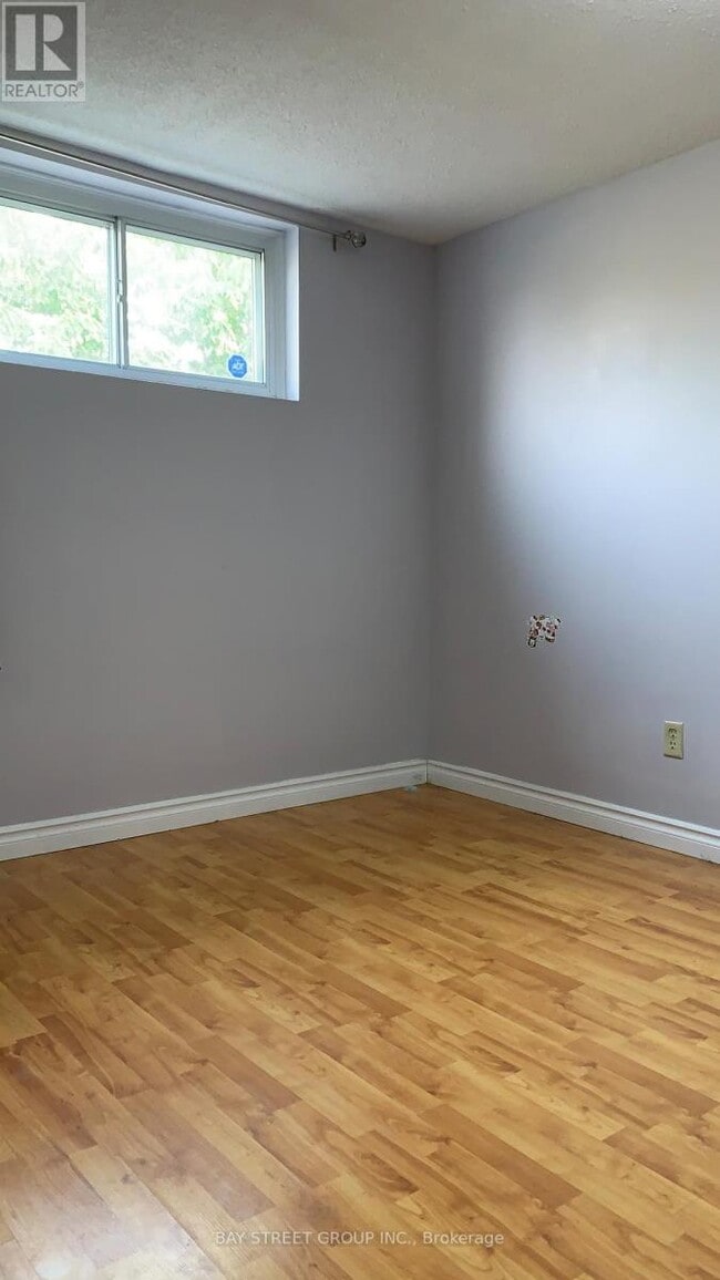 Photo - 870 Consort Crescent