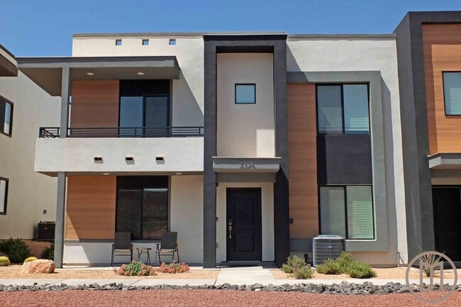 DIRECTLY ACROSS FROM THE AMMENITIES! - DIRECTLY ACROSS FROM THE AMMENITIES! Townhome