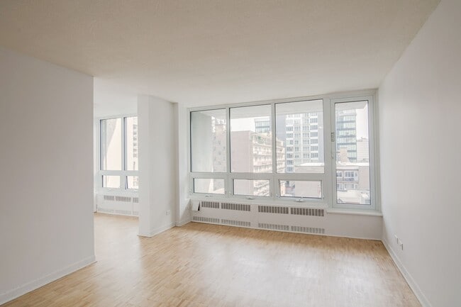 Building Photo - 1975 Maisonneuve Blvd W Unit 2103