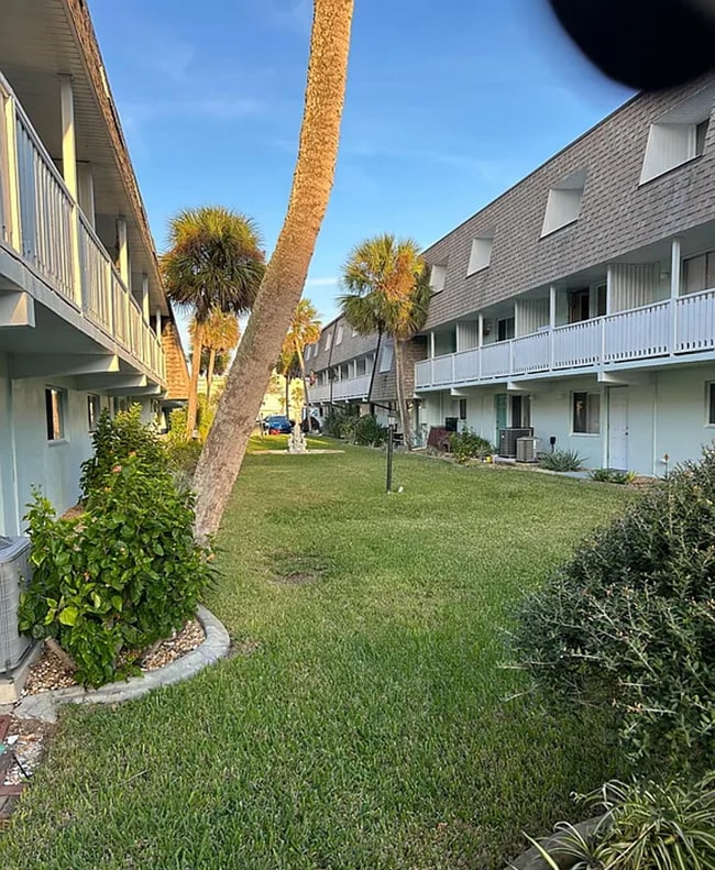 Building Photo - 2 Bedroom Beachside Condo in the Heart of Beachside Ormond Beach FL