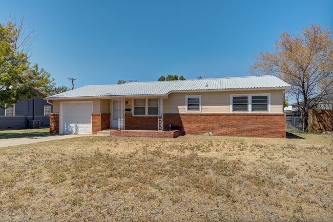 Cozy 2/1 Single-Family Home with Fresh Floors & 1-Car Garage