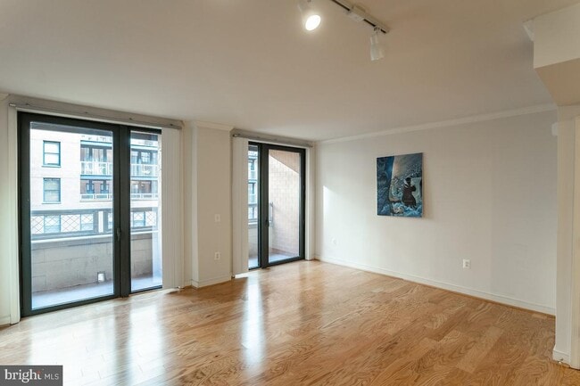 Photo - 616 E St NW