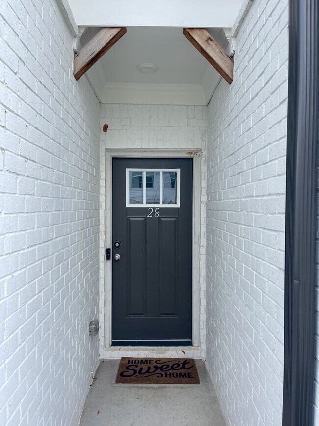 Lovely newer construction home in The Town... House Rental in Auburn