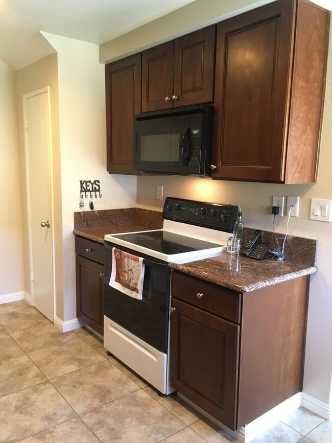 Photo - 3 Bedroom Condo - End Unit For Lease