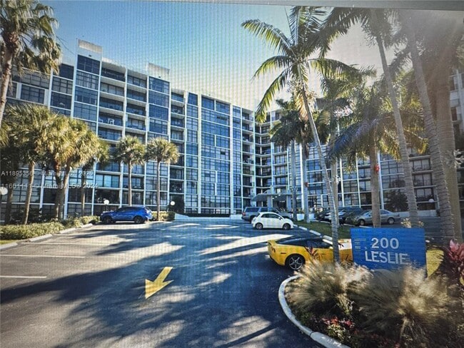 Building Photo - 200 Leslie Dr Unit 317