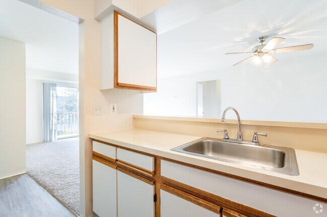 2 BR, 2 BA - 985 SF