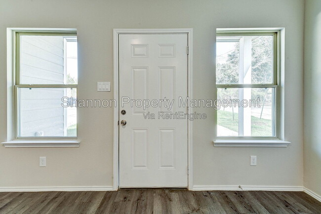 Photo - 407 E Avenue G