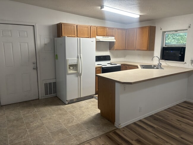 Building Photo - 1166 SE Hamilton Rd