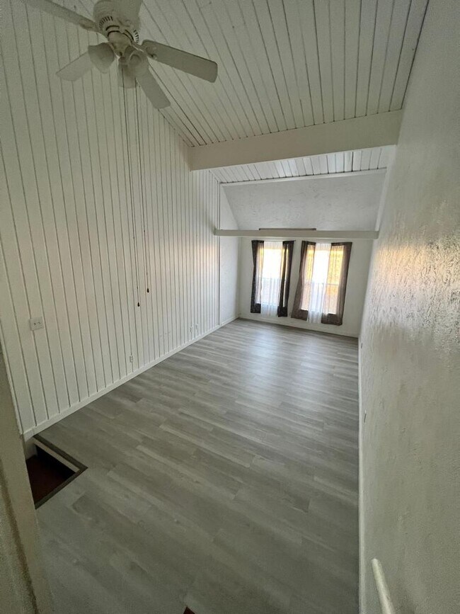 Photo - 20 Lakeway St