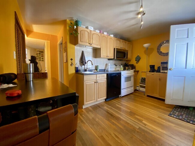 Building Photo - 87 Summer St Unit 3