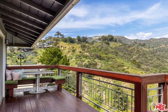 Building Photo - 2843 Lambert Dr