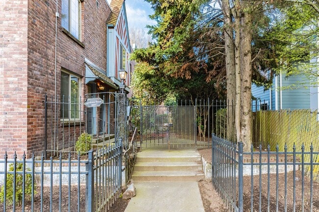 Lansdowne Manor Apartments
