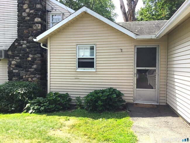 Building Photo - 18 East Ln