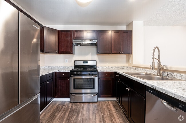 2BR, 2BA - 931SF - Kitchen