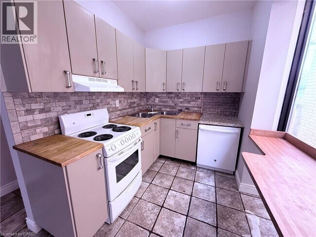 Photo - 947 Main St E Unité 1