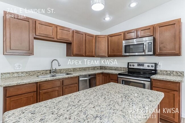 Photo - 744 E Linden St