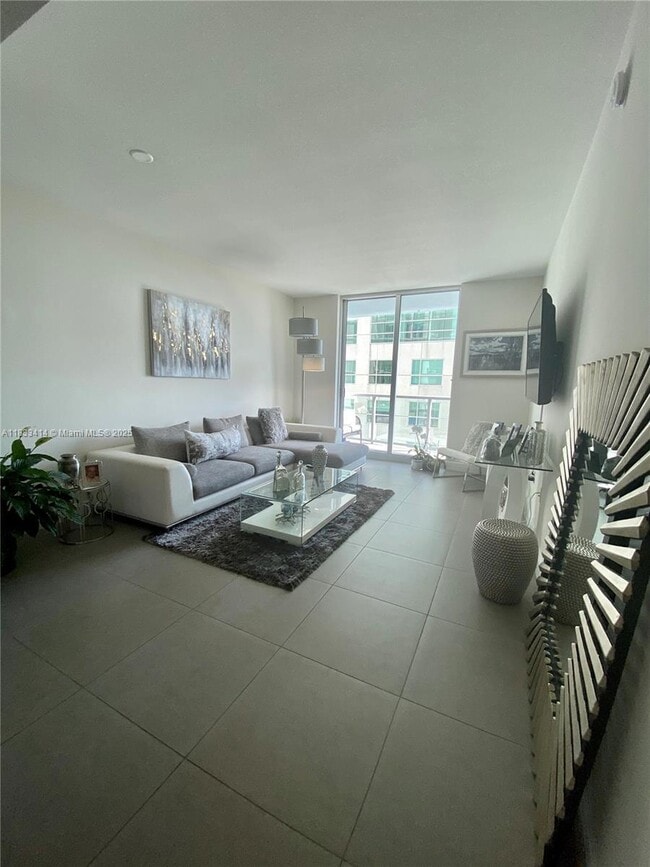 Photo - 185 SW 7th St Unidad 2214 Rental
