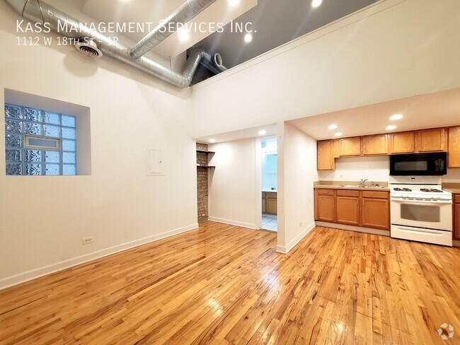 Building Photo - Spacious Pilsen 2 bedroom 1 bath with bonu... Unit 1R Rental