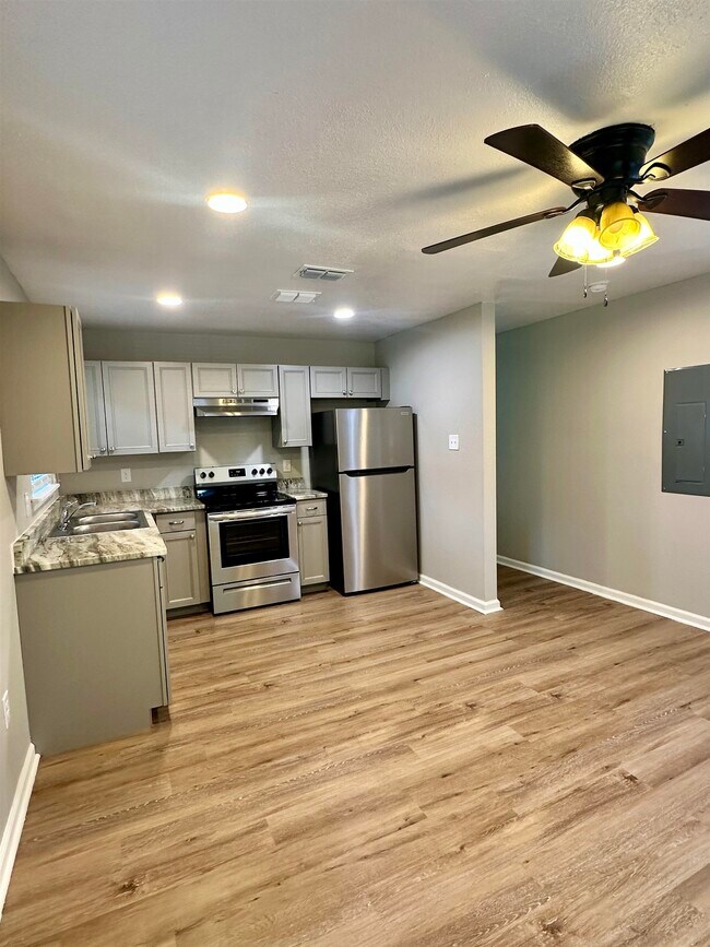 Photo - 3025 Creekwood Ln