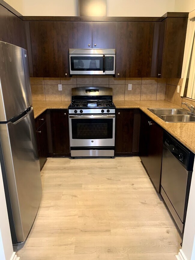 Photo - Laurel Courtyard Apartments