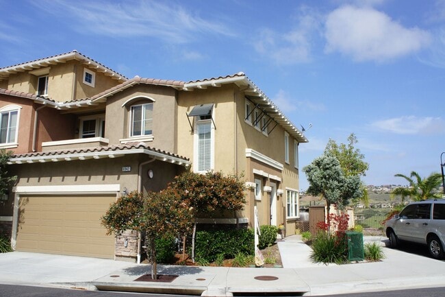 Building Photo - Spacious Town Home With View