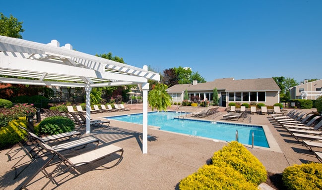 Swimming Pool - Chestnut Ridge Apartments