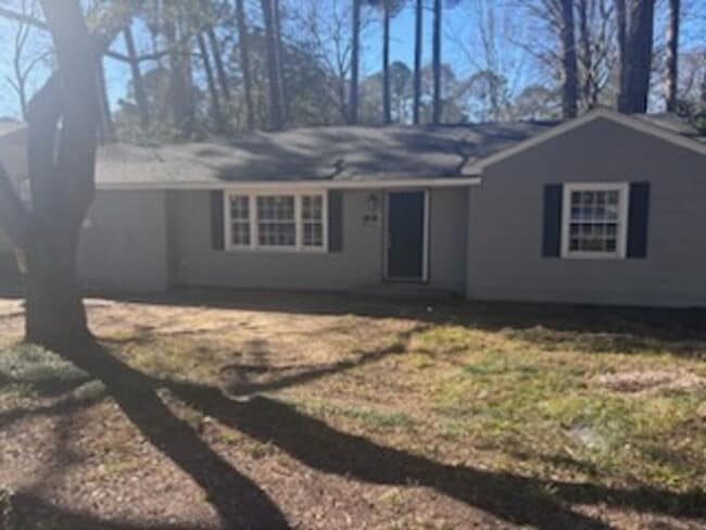 Building Photo - 2121 Oakhurst Dr