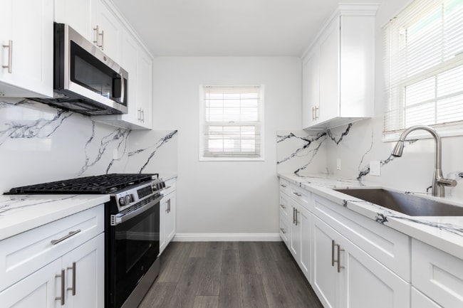 Building Photo - 2145 W 104th St