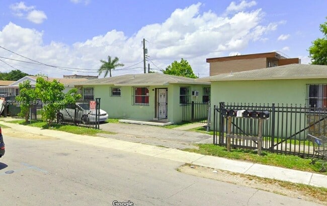 Building Photo - 3210 NW 22nd Ave Unit 1