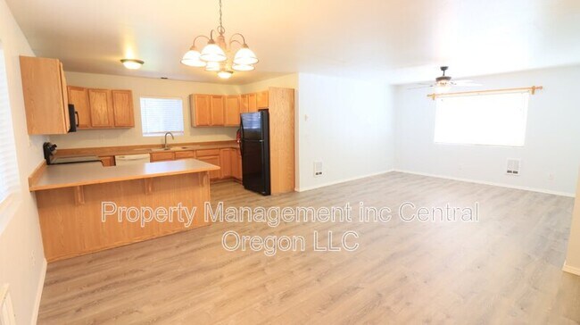 Photo - 2010 NE Full Moon Dr